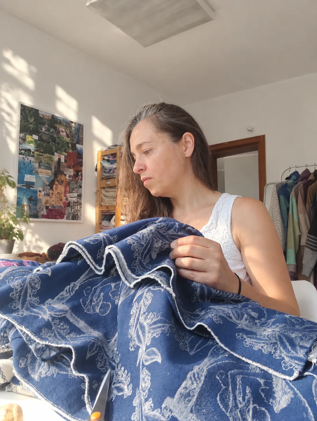 Lena szyje w pracowni Coolawoola — praca z niebieską tkaniną