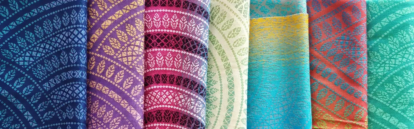 Tkaniny Coolawoola — kolorowe wzorzyste materiały w rządku
